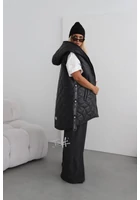 Kép 1/3 - taffi női mellény  kapucnival, fekete, aptó minta, pöttyök, tyúkláb, zsebekkel, vagány, molett, plussize