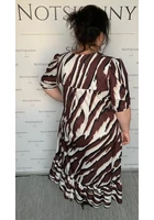 Kép 3/4 - barna zebra csíkos, nagy méretű női ruha, alul fodor, elől rövidebb, xxl, molett, plussize