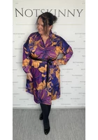 Kép 2/4 - lila virágos,  a-vonalú, galléros ruha övvel, zsebekkel, szép gombokkal, molett, plussize, xxl
