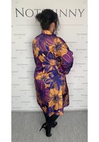 Kép 4/4 - lila virágos,  a-vonalú, galléros ruha övvel, zsebekkel, szép gombokkal, molett, plussize, xxl
