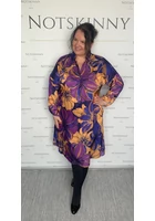 Kép 3/4 - lila virágos,  a-vonalú, galléros ruha övvel, zsebekkel, szép gombokkal, molett, plussize, xxl