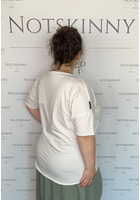 Kép 2/5 - fehér női felső, póló, csodaszép női mintával, elől rövidebb, v nyakkivágás, ejtett vállak