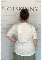 Kép 3/5 - fehér női felső, póló, csodaszép női mintával, elől rövidebb, v nyakkivágás, ejtett vállak