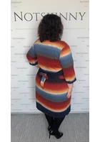 Kép 3/4 - finomkötött, színes csíkos női ruha, megkotővel, zsebek nélkül, molett, xxl, plussize
