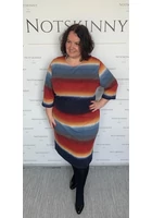 Kép 2/4 - finomkötött, színes csíkos női ruha, megkotővel, zsebek nélkül, molett, xxl, plussize