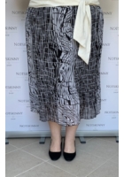 Kép 6/6 - rakott női szoknya molett plus size pliszírozott fekete fehér absztrakt mintával