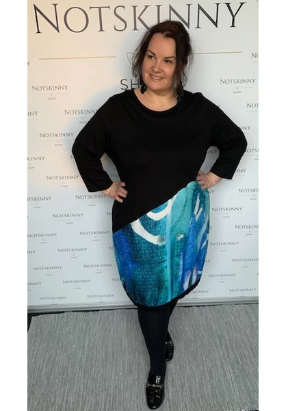 marquerite by mako női molett hosszú ujjú ruha átlós szabás, varászlatos kék minta, kerek nyak, 