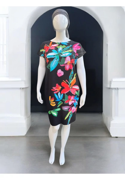 fekete ruha, színes virágok, molett, xxl