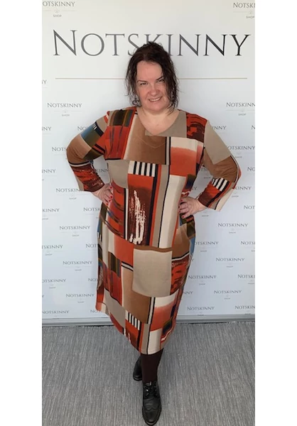 finomkötött, kockás, színes, nagy méretű, női ruha, zsebek nélkül, narancs tónus