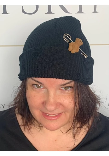 Fekete dizájner sapka macis kitűzővel.