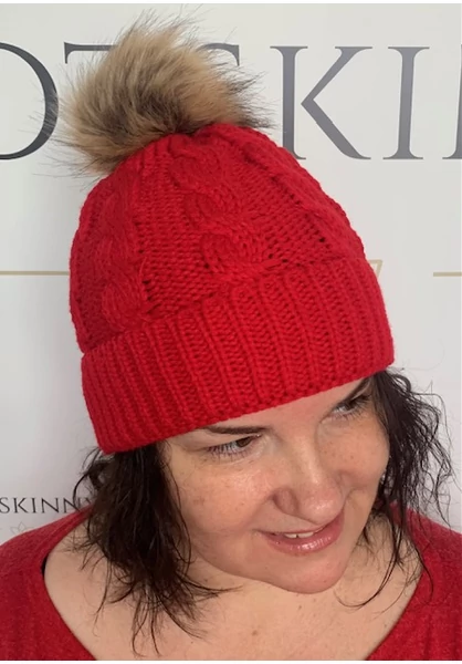 kötött sapka piros pomponnal