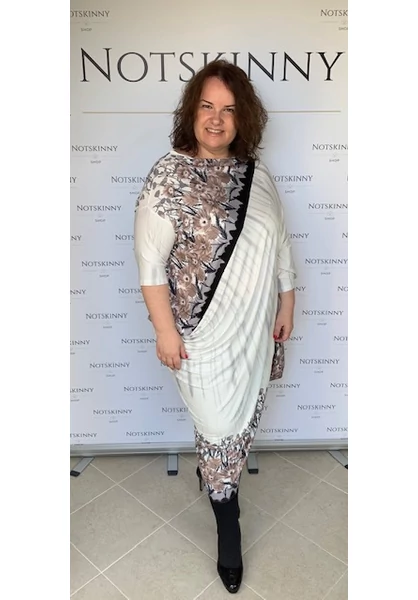 extra méretű női zsákruha díva fehér barna pipacs virág bordűr aszimmetrikus nagy méret molett