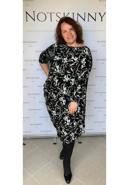 extra méretű női zsákruha díva fekete, fehér és zöld levél és virág aszimmetrikus nagy méret molett