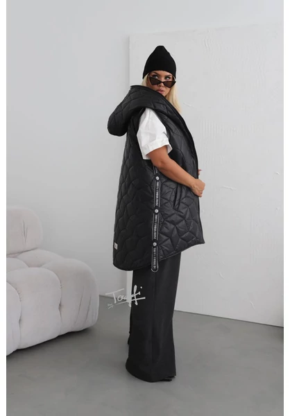 taffi női mellény  kapucnival, fekete, aptó minta, pöttyök, tyúkláb, zsebekkel, vagány, molett, plussize