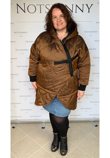 női téli kabát barna kapucnival óriás cipzárral és csattal mandzsettával vagány 50-es