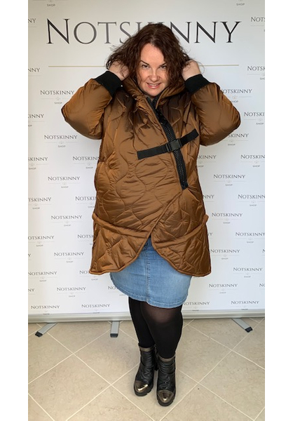 női téli kabát barna kapucnival óriás cipzárral és csattal mandzsettával vagány 50-es