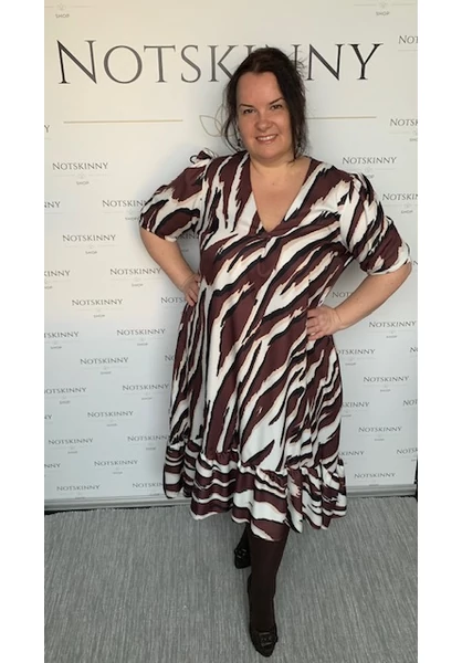 barna zebra csíkos, nagy méretű női ruha, alul fodor, elől rövidebb, xxl, molett, plussize