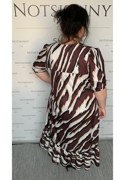 barna zebra csíkos, nagy méretű női ruha, alul fodor, elől rövidebb, xxl, molett, plussize