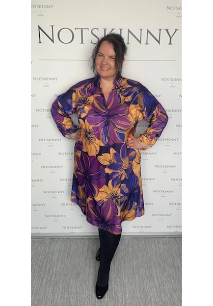 lila virágos,  a-vonalú, galléros ruha övvel, zsebekkel, szép gombokkal, molett, plussize, xxl