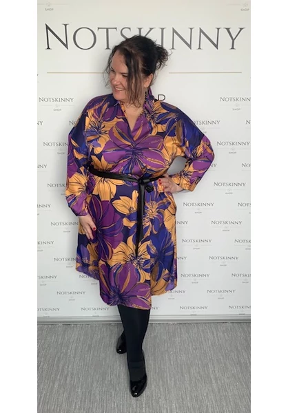 lila virágos,  a-vonalú, galléros ruha övvel, zsebekkel, szép gombokkal, molett, plussize, xxl