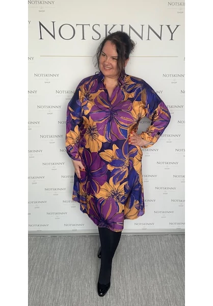 lila virágos,  a-vonalú, galléros ruha övvel, zsebekkel, szép gombokkal, molett, plussize, xxl