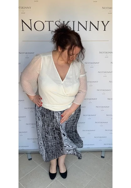 rakott női szoknya molett plus size pliszírozott fekete fehér absztrakt mintával