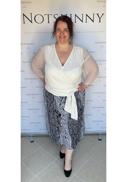 rakott női szoknya molett plus size pliszírozott fekete fehér absztrakt mintával