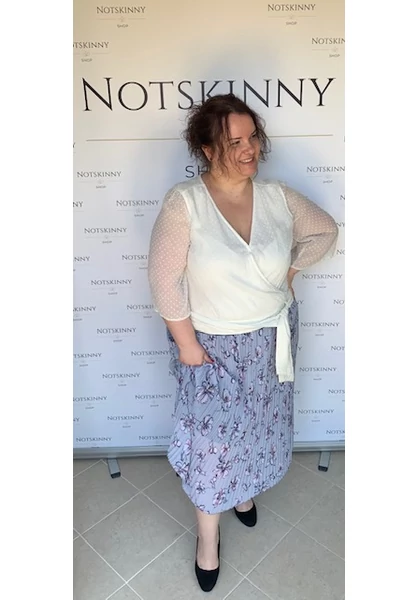rakott női szoknya molett plus size pliszírozott világoskék színben színes virágokkal