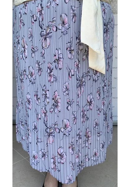 rakott női szoknya molett plus size pliszírozott világoskék színben színes virágokkal