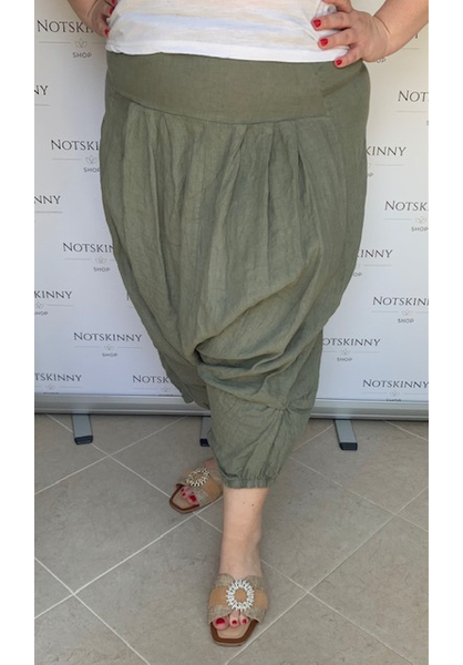 nagy méretű női buggyos zöld len nadrág zsebekkel behúzásokkal huncut varrásokkal 